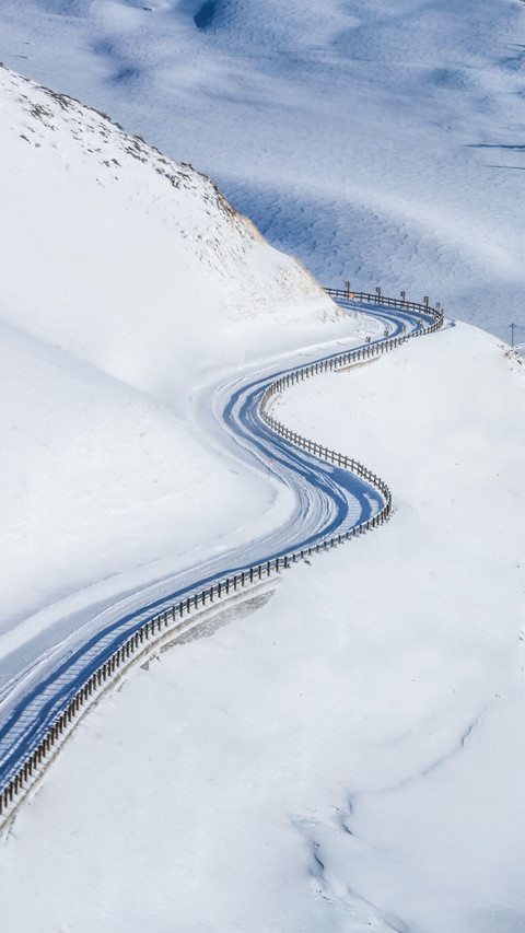 Snow mountain road screenshot