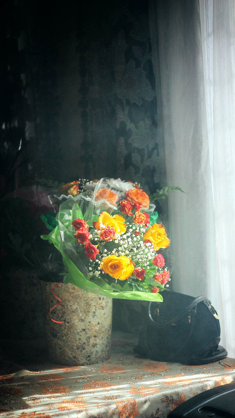 Festive bouquet of flowers screenshot