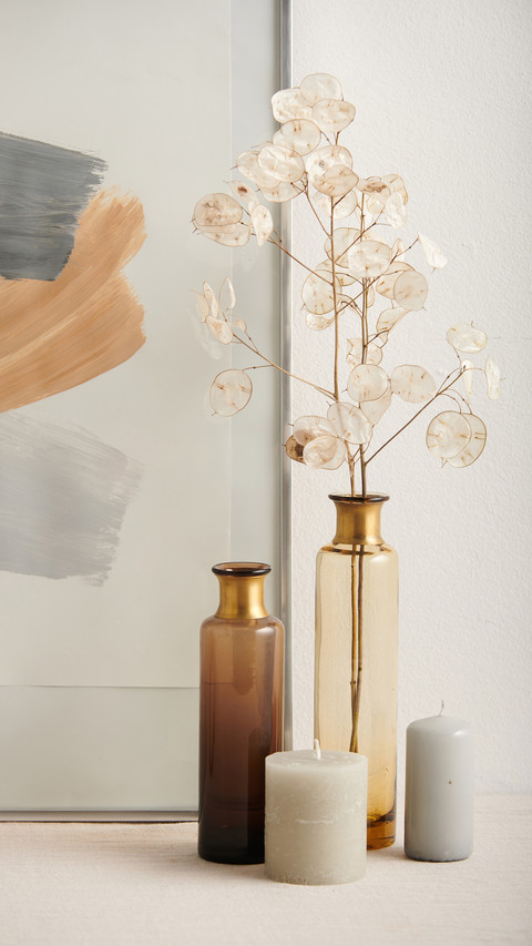 What are the materials of the vase screenshot