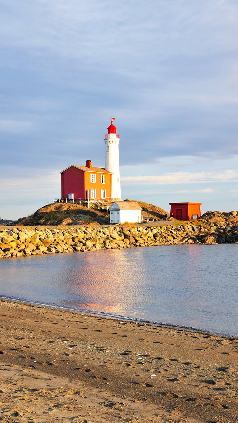 Historic fisgard lighthouse at seashore screenshot