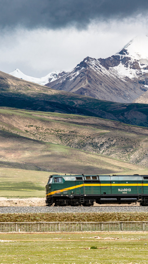 Scenic views of the Qinghai-Tibet Plateau railway tracks screenshot
