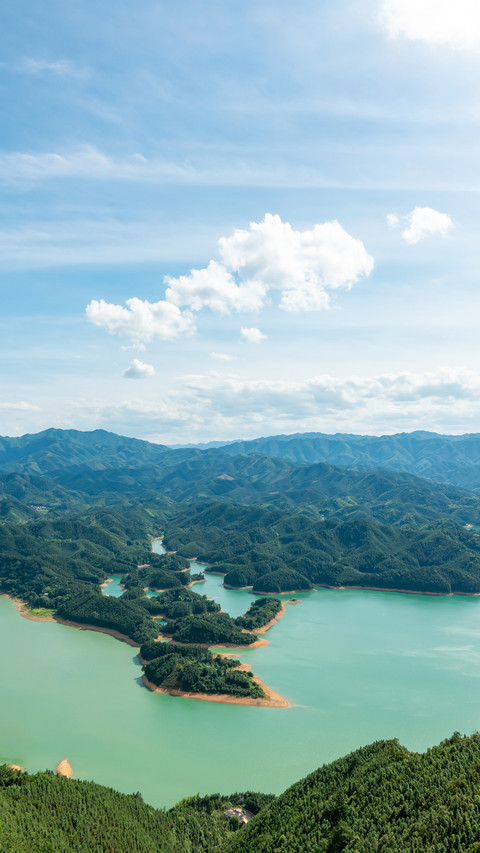 A Landscape of Lakes and Mountains screenshot