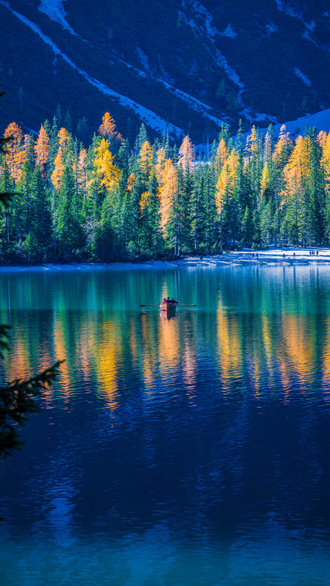 Lake in autumn screenshot