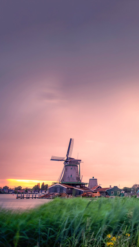 Windy and cloudy sunset in Zaanse Schans screenshot