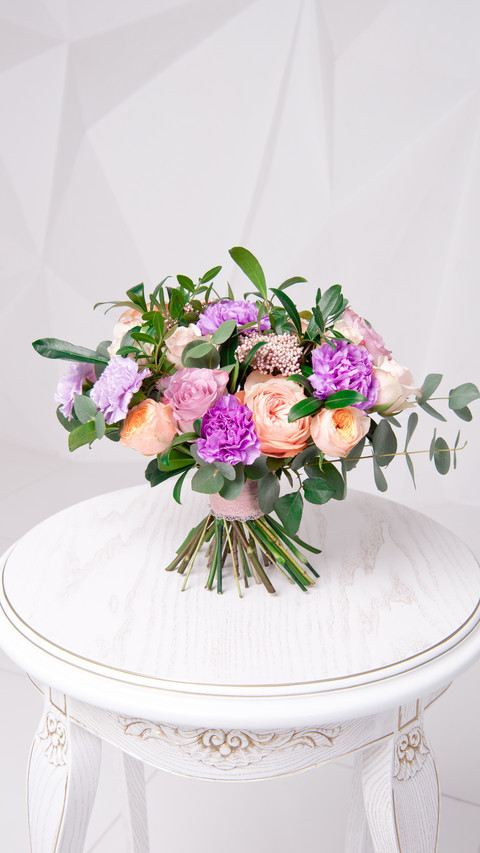 Bouquet Bliss, Centerpiece on Decorative Table screenshot