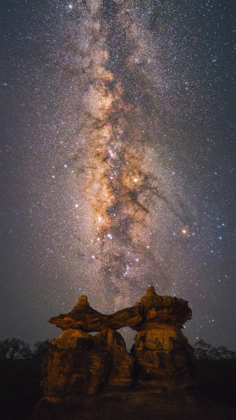 Which extragalactic galaxies are visible to the naked eye 18 screenshot