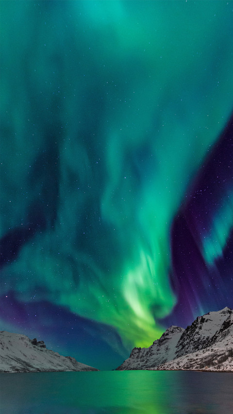 Starry Sky And Aurora Under The Night screenshot