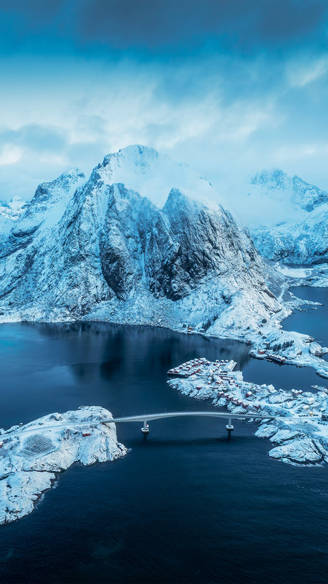 Lofotenreina snow mountain lake screenshot