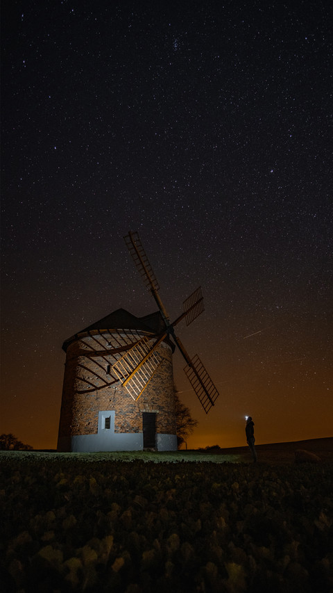 Windmill and Sky Full of Stars screenshot