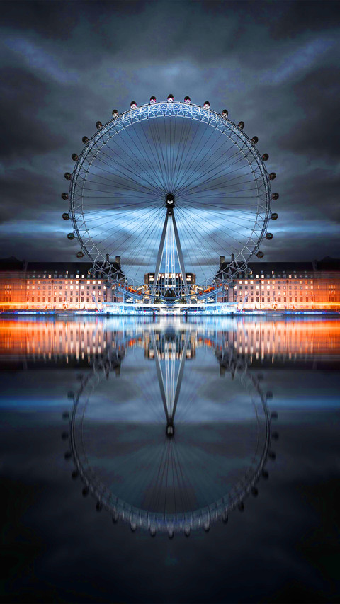 A ferris wheel in the dark night screenshot