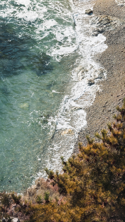 The emerald waves of the morning beach screenshot