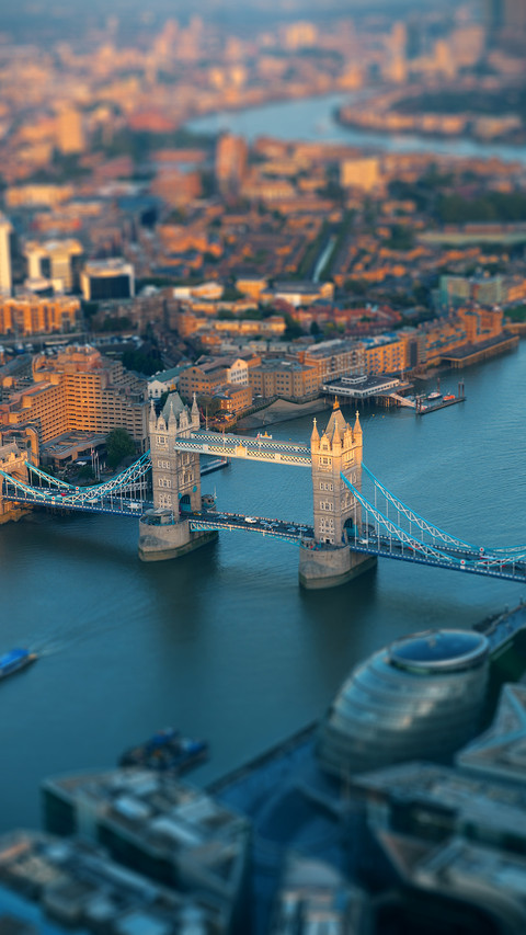 The Bridge Spans The River, Beautiful City Scenery screenshot