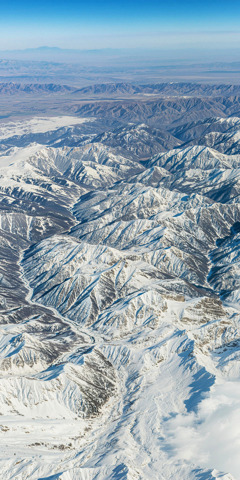 The dual faces of snowcapped mountains screenshot