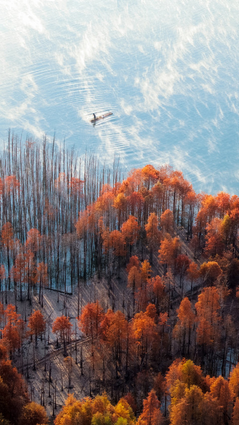 The reflection of clouds and autumn waves mirrors the distan screenshot