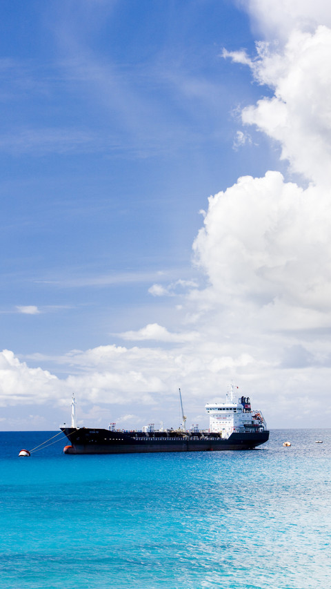 Ship at Rest, Reflecting Blue Skies and Seas screenshot