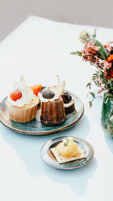 French Desserts Encounter Romantic Feelings screenshot