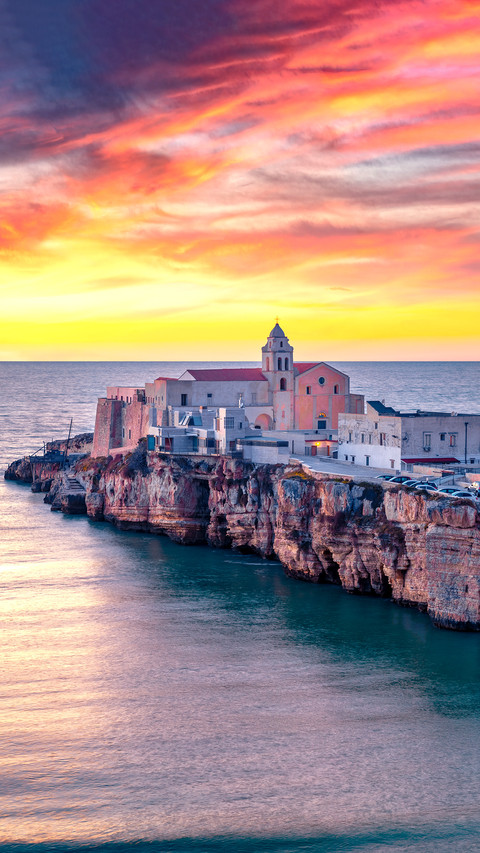 Magnificent evening cityscape of Vieste screenshot