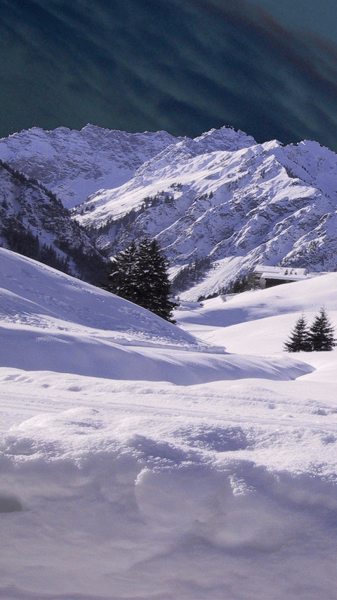 Mountain snow scene screenshot