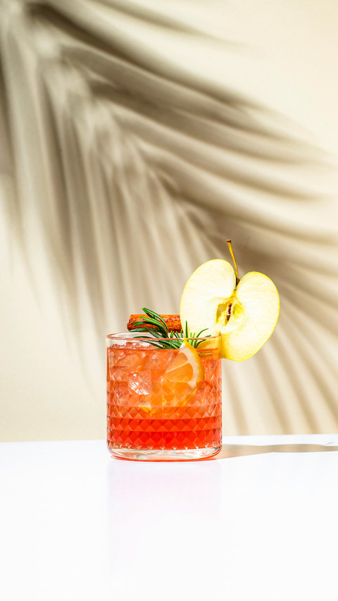 Autumn cocktail Apple pie with vodka screenshot
