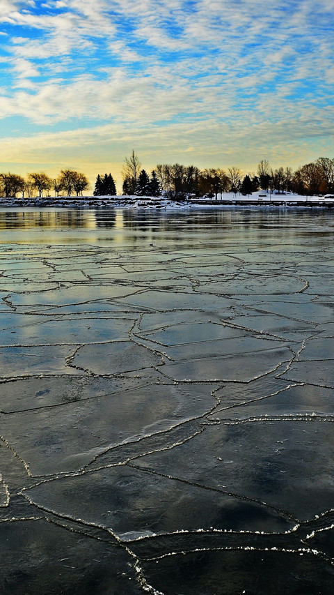 Dawn breaks through the ice lake's morning light screenshot