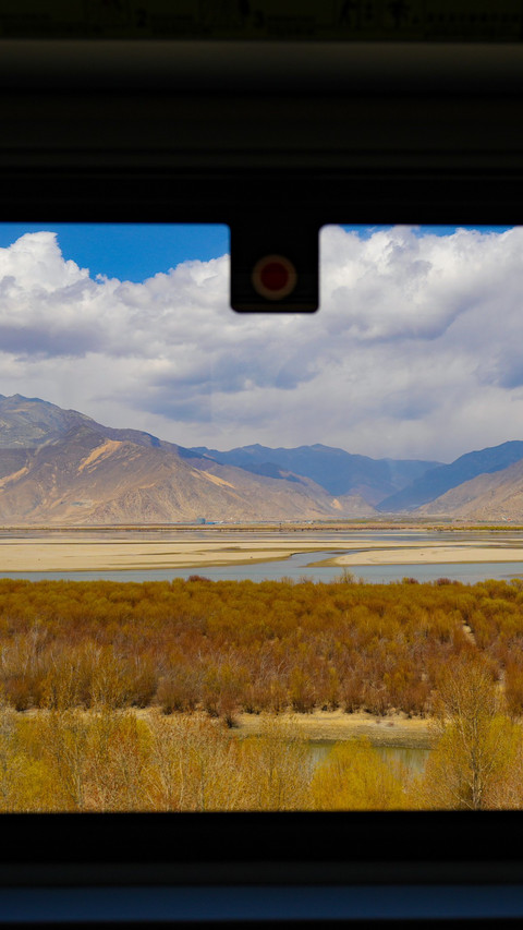 The scenery outside the window is like a painting. screenshot