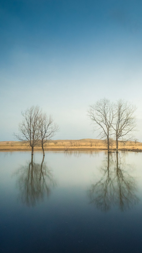Lake light and mirror reflection screenshot