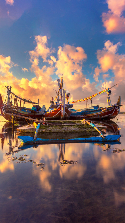 Sunset over the sea in bali screenshot