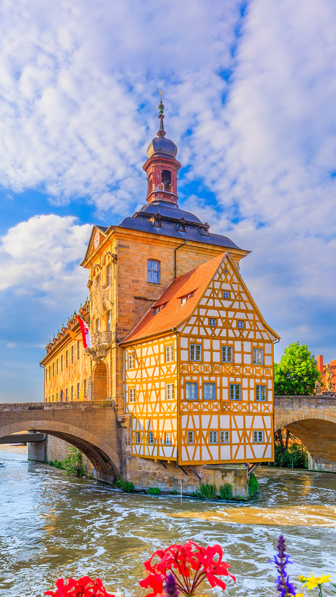 Town Hall of Bamberg with two bridges over the Regnitz river screenshot