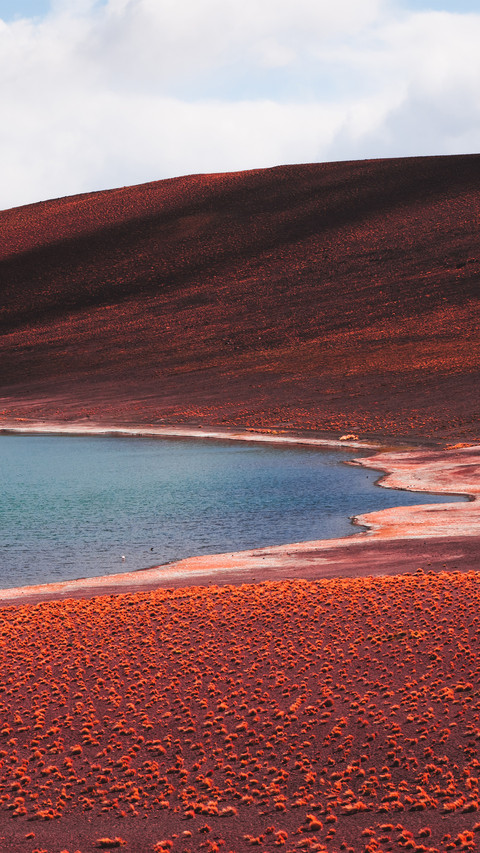 Red volcanoes and blue salt lakes screenshot