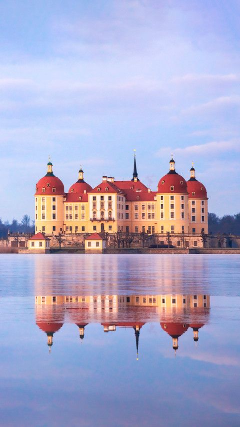 Sunrise view in winter on Moritzburg Castle screenshot