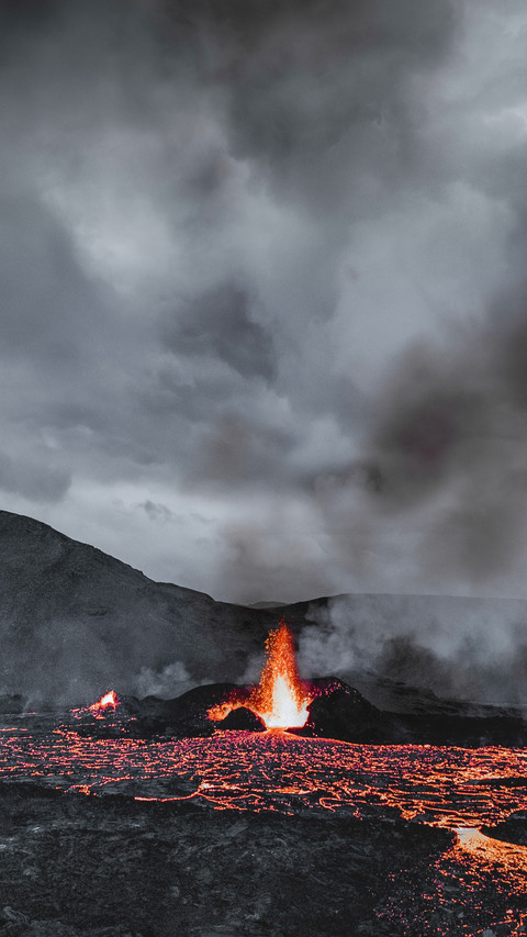 Night view of Iceland's volcanic wonders screenshot
