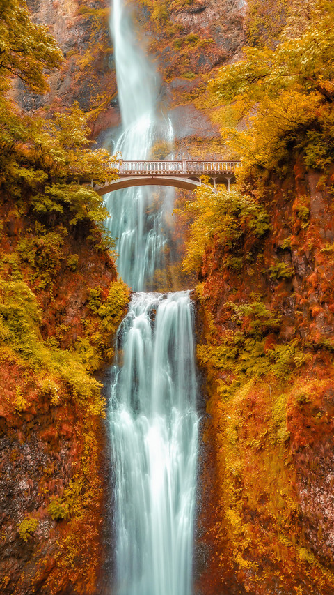 The Multnomah Falls, a Waterfall Along a Historic River screenshot
