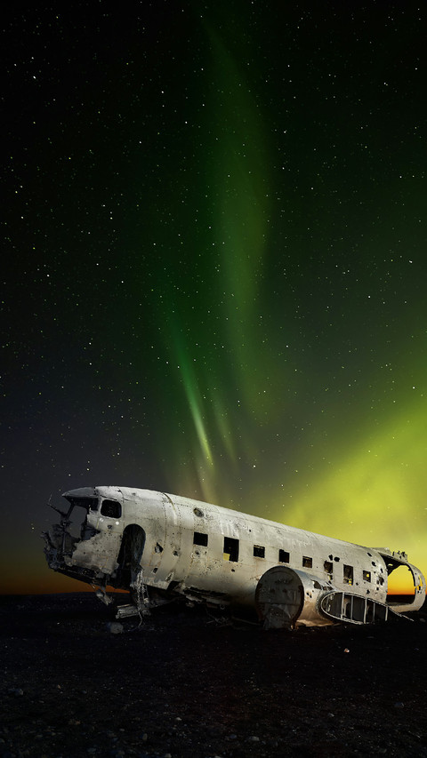 Aircraft Wreckage Under The Stars screenshot