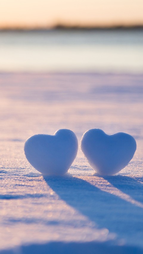 Two heart-shaped snowballs screenshot