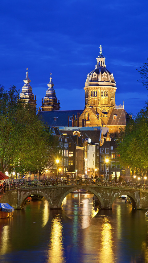 Amsterdam st nicolas church at night screenshot