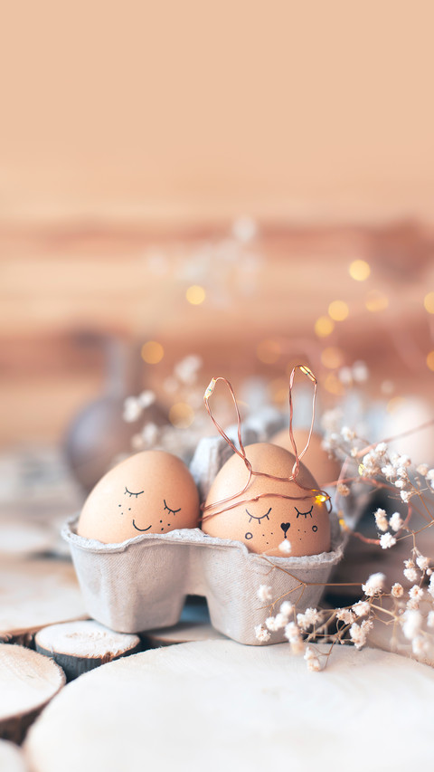 Delicate Composition of Flowers and Eggs screenshot