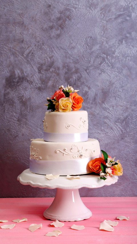 White wedding cake decorated with flowers screenshot