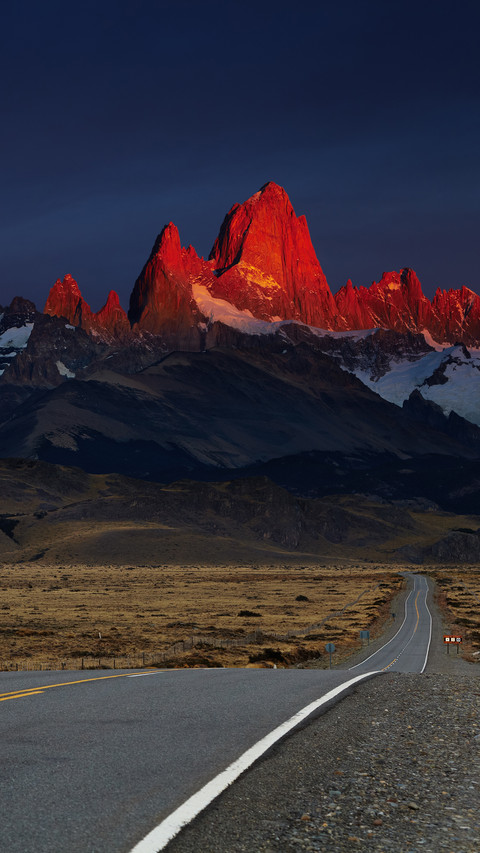 Mount Fitz Roy at sunrise, alpenglow screenshot