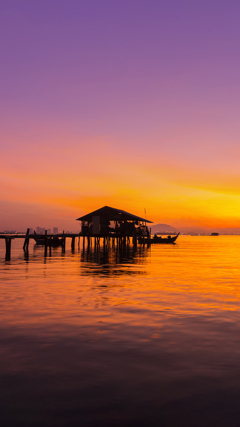 Amazing sunrise with colorful reflection screenshot