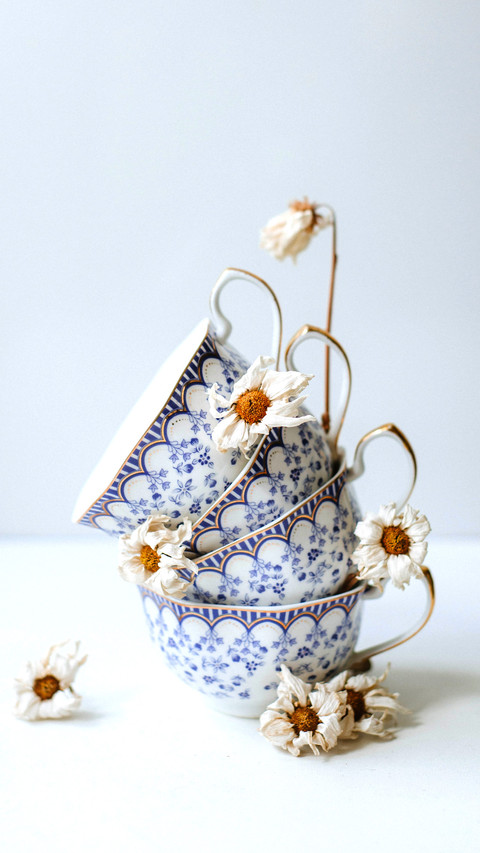 Elegant vintage cups with a blue pattern and dried flowers screenshot