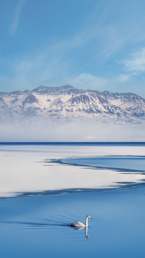 Sailimu Lake in Winter in Xinjiang, China screenshot