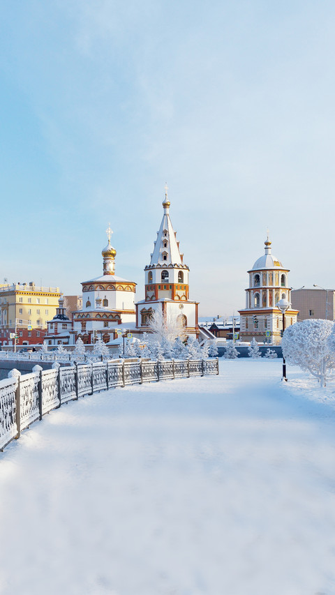 Siberian City of Irkutsk on Frosty Winter Day screenshot