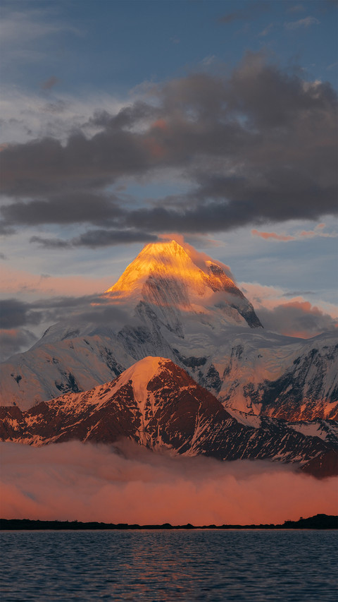 The sun shines on the golden mountain at lengga co screenshot