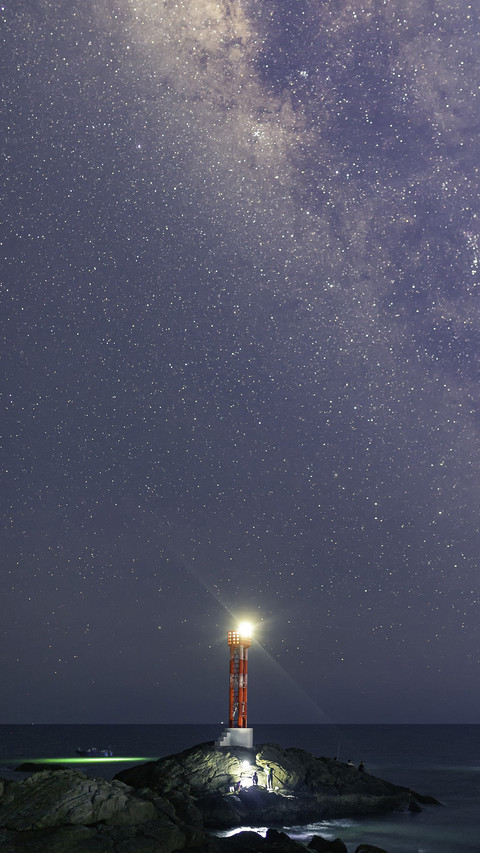 Hiking the mountains and seas to find oneself screenshot