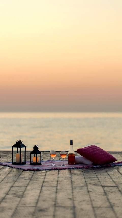 Romantic picnic on the beach screenshot