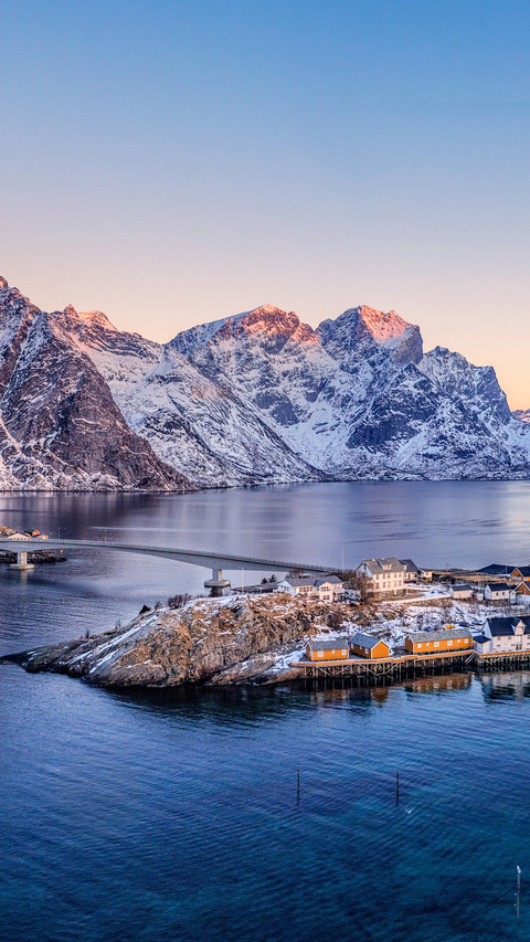Panorama of the small town of Reine at the very end screenshot