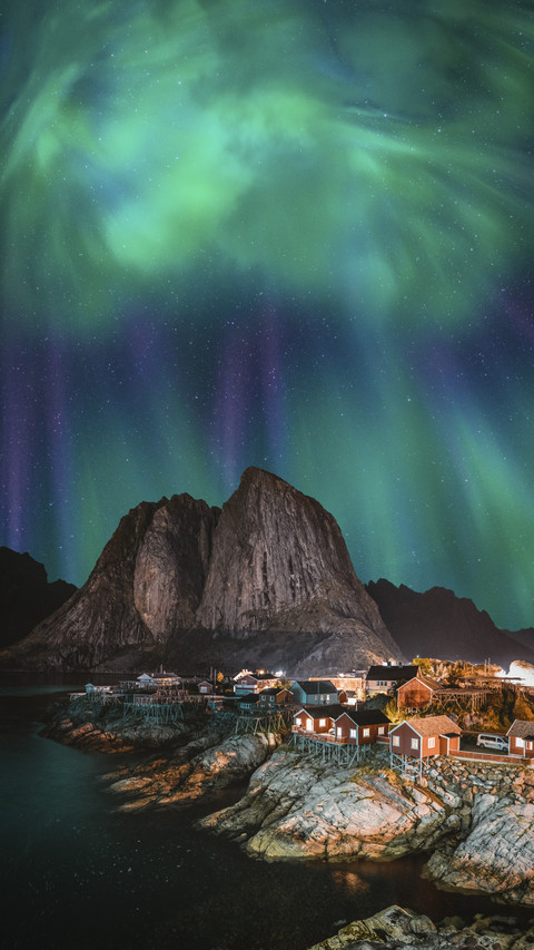 Northern Lights Aurora over Moutain screenshot
