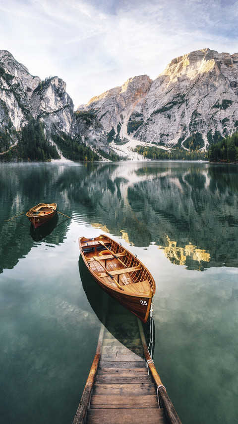 Boats in Beautiful Lake screenshot
