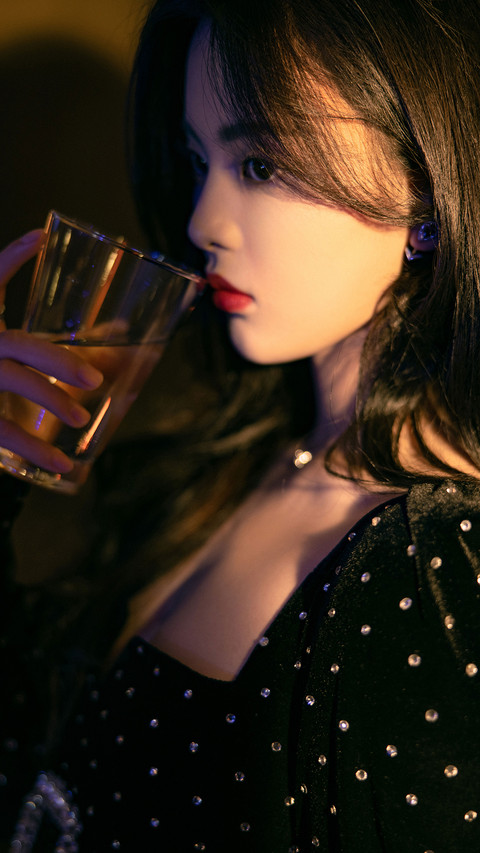 女星怎么利用杯子摆拍 screenshot