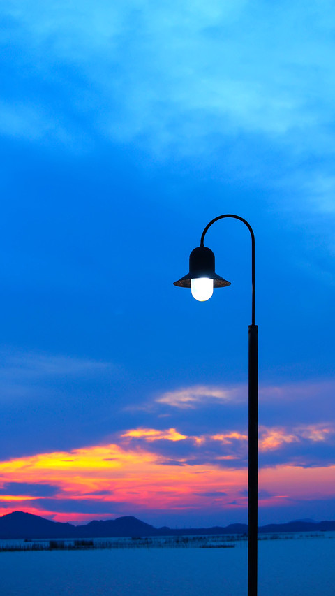 Pillar and lamp with soft focus screenshot